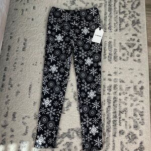 Women's Snowflake Patterned Leggings in Black and White